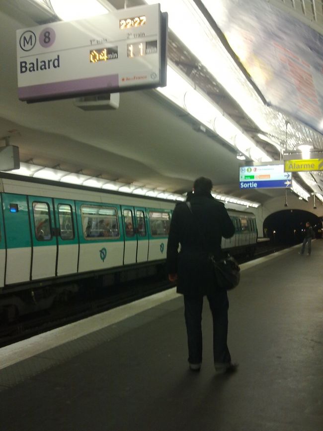 あぁ、楽しかった。この後、友人と北駅周辺で夜食。<br />明日の朝でパリともしばしお別れ。何なんだろう…一人で来たのにとても寂しい気分。これはきっと、パリの街に恋をしたということなんでしょう。