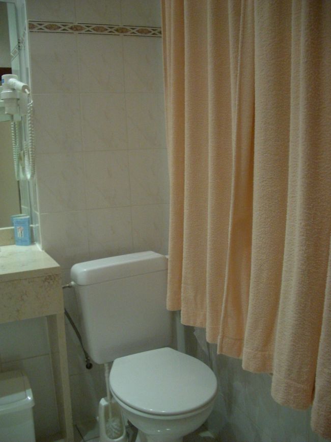 ブリュッセルはHotelSaint-Nicolasに宿泊。グランプラスから徒歩３分位。人通りは多そうだけど観光客には中心地にあっていいホテルだと思う。<br />パリよりも一回り広い部屋と洗面所でうれしい。