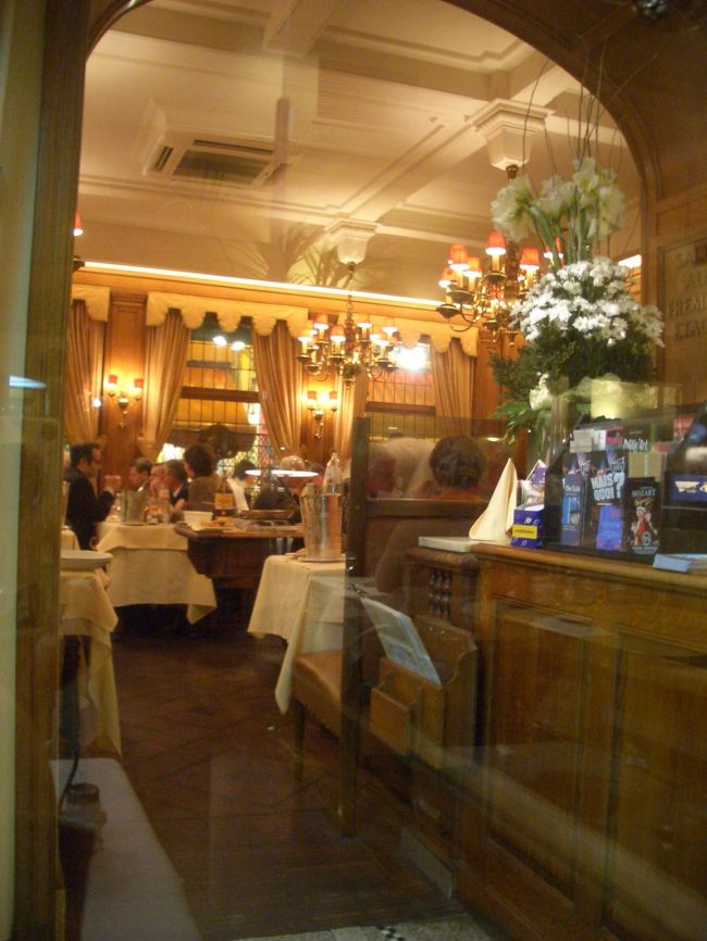 夕食はグランプラスの裏の方に入ったレストラン街のオーザルムドブリュッセル。本でチェックした中のひとつ。<br />一人で食べるにはどうかなと思ったけど安心して食べられそうだったので入った。