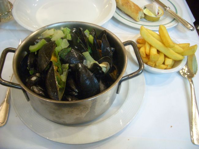 メインはムール貝。パリのレオンで食べたものと比べて、臭みなくふんわりやはりやわらかくておいしかった。