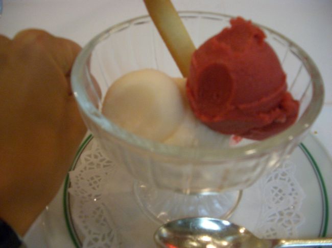 デザートはパリではケーキを選んで食べ切れなかったので、ジェラートにした。