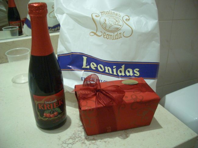 部屋でLeonidasのチョコとKRIEKのビールを飲む。<br />フルーティでおいしい。あー美味しいものを食べ飲み幸せ。