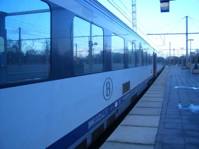 翌朝ホテルの朝食を食べた後、早めにチェックアウト。ブルージュへ向かう。通学時間も重なり学生もおおく安心。