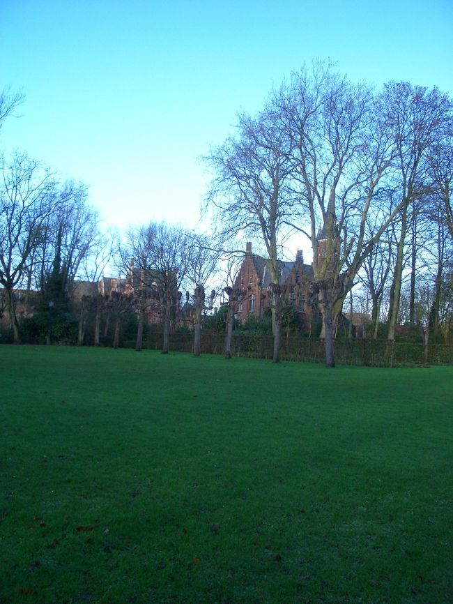 ブルージュ到着。ホテルエヒモンド（Egmond）に荷物を置かせてもらい、街へ。