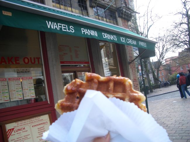 昼ごはんにワッフル。半生で後ほどトイレへ駆け込む。