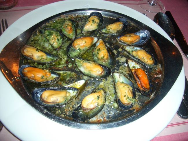 マキシミリアーンファンオースティンレイク（Maximiliaan van Oostenrijik）というレストランで夕食を。<br />ムール貝ガーリック