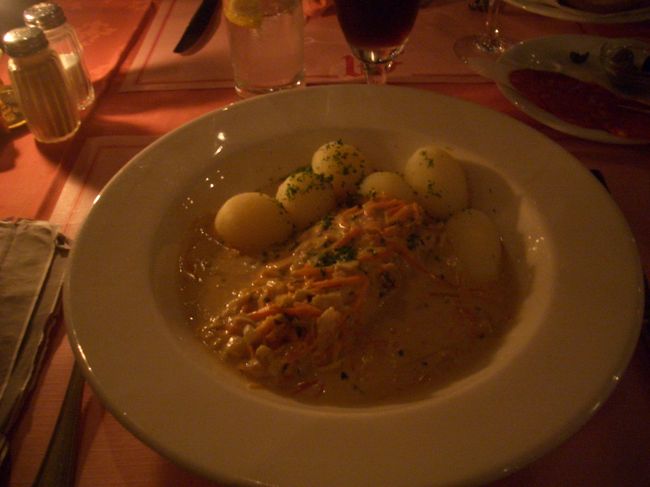 ワーテルゾーイチキン（ベルギー料理）とアイスのコースにした。