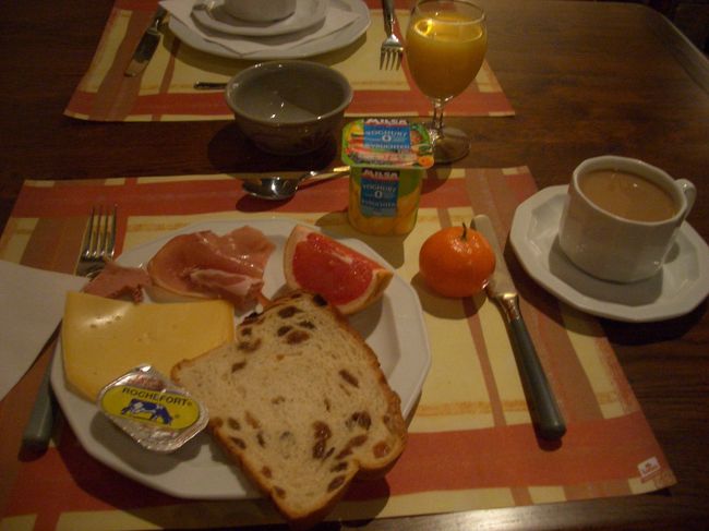 ホテルの朝食。暖炉がある雰囲気の良い部屋で静かでゆったり食べられた。チェックアウトしてパリへ戻ります。