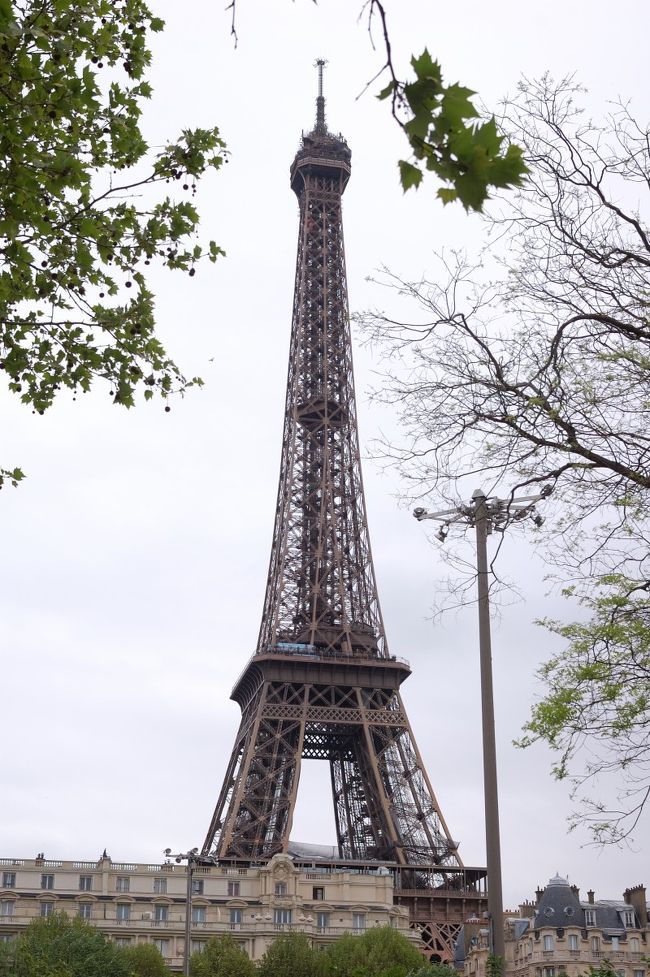 荷物も預け、早速エッフェル塔観光に。騙されたメトロの10枚券(e11.1)を買い直し、M6でBir-Hakeimへ。駅を出て角を曲がると目の前にエッフェル塔。カメラ画角としてはここくらいの距離のがいいな。