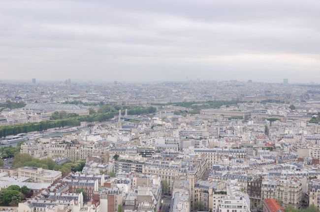 塔からパリ市内を見て思わず驚き。<br />屋根の色がほぼ統一されているのと、高層ビルが近くにないのでパリを一面に見渡せる。<br />おー、これは美しいかもー。<br />ぐるっと3週もしてほどほどに降りる。