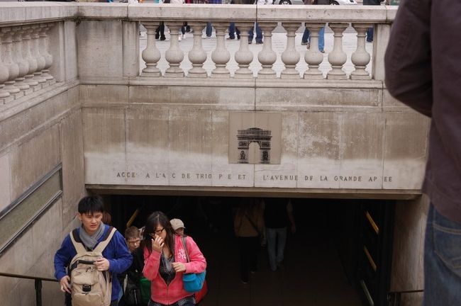 シャンゼリーゼ通り側から地下道とな。お、目の前にあった。その地下道の先に切符売り場がある。e8x2。