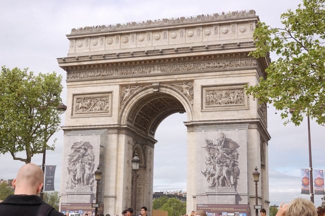次は凱旋門へ。またM6でCharles de Gaulle - Etoileに向かう。地下鉄駅から直接凱旋門に出られるように思ったが、地上に出てしまった。写真撮るのでいいんだけど。