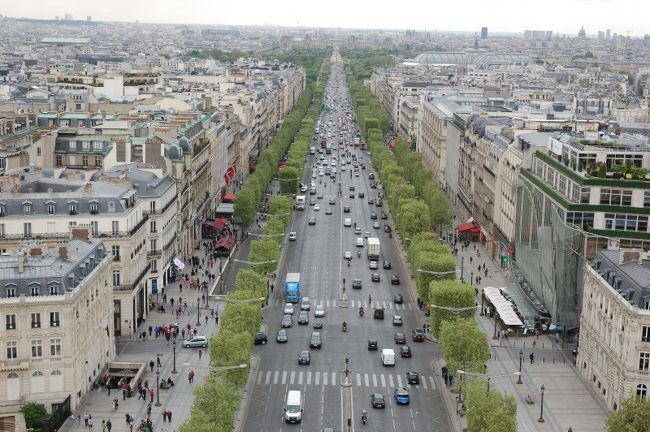 ここでも、おー。放射状に伸びた道路と統一された屋根が美しい。パリの中心はここだなと思った。写真はシャンゼリゼ通り。