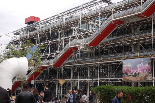 ここらで昼時だが、相変わらず用事を先に済ませるためM1でHotel de Villeへ。向かうはレンゾ・ピアノとリチャード・ロジャース設計のポンピドゥーセンター。建築好きなら外せない。あの周囲とかけ離れた材質感。地下鉄駅からパリらしい街中の道を通り裏側から表へ。建築の勉強するならじっくり時間を取ってジロジロ見たいが、人が多く流されそうなので次へ。