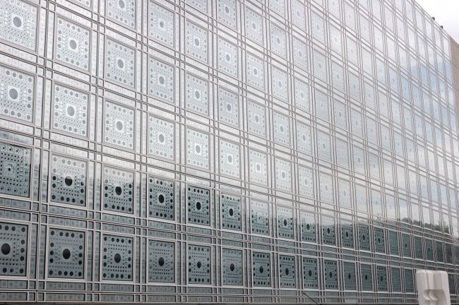 川沿い側からは普通のビルだが…<br />裏には幾何学模様のガラス張り。それぞれカメラの絞りみたいに閉じれる(はずだが半分くらい動いてない様子)。