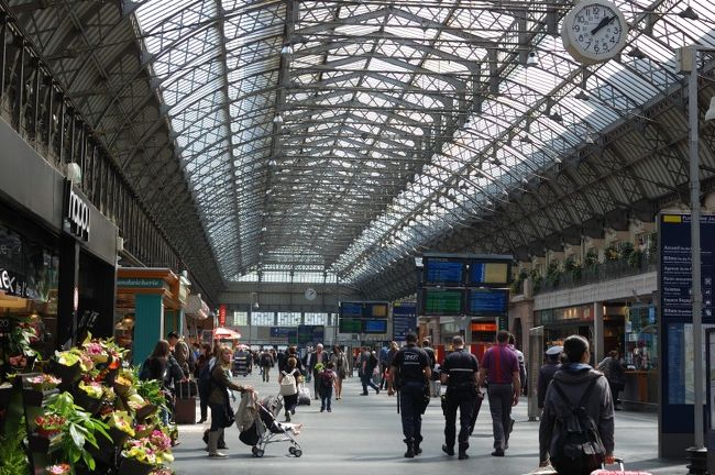 建築の目的2つをこなしたところで、ジュシューからメトロを乗り継ぎモンパルナスに戻る。荷物も取り出してドイツ入りの準備へ。Paris estへM4で向かう。<br /><br />駅前でブラブラしてるとアラブ系の物乞いがすぐに寄って来る。「キャンユウスピークイングリッシュ?」 NOで追い払ったが、yesだと金をくれとか言って纏わり付かれる人を見た。