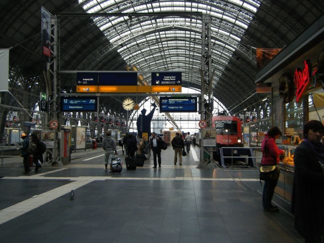 ドイツは2回目だが、フランクフルト中央駅は初めて。でも思ったほど(フランスより)心配無用。駅に着き、ホテルを目指す。が、思ったより歩いた。道路沿いだがビルが小さく分かり難い。<br /><br />Fair Hotel Frankfurt - An der Messe<br />2泊 : 総計 e165(朝食、税金込み)<br />シャンプー、石鹸、ドライヤー、エレベーター、朝食有り<br /><br />インターネットのキーももらった。鍵の開け方に戸惑った。部屋は道路沿いでトラムが見れるのはいいが、音が気になる。シャワー入って、騒音にも負けない眠気で寝た。