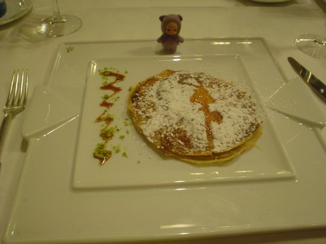 デザートはこれまた名物料理。<br />厚めのクレープにカスタードとリンゴをはさんでます。<br /><br />満足、満足。