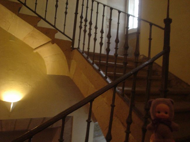 階段を登って・・・<br />外見はそれほど大きい修道院じゃあないんだけど、中は見どころ満載です。<br />2.5ユーロでこんなに楽しめれば十分。