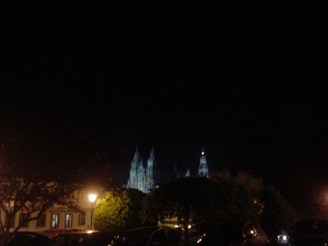 夜です。<br />聖堂もライトアップしています。