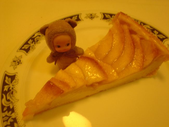 デザートはアップルパイ。<br />おなかいっぱい、ごちそうさまでした。