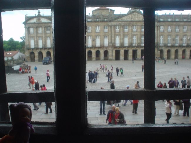 建物の中から広場を見ます。