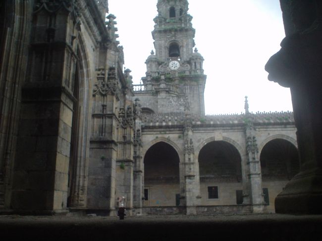 階段を上がると、大聖堂の屋上広場（？）に出られます。<br />鐘の音が聞こえてきます。