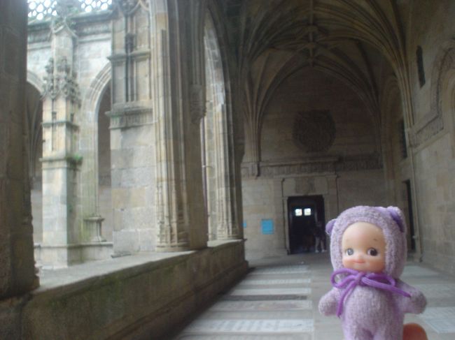 回廊には聖職者さんたちがとこしえの眠りについています。