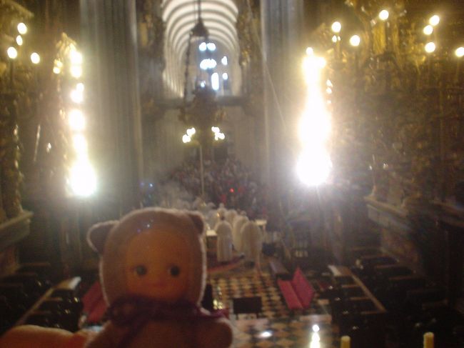 祭壇の真後ろに出ます。<br />ここに祀られている聖ヤコブさんの像に、後ろから思いっきりHugできるんです。