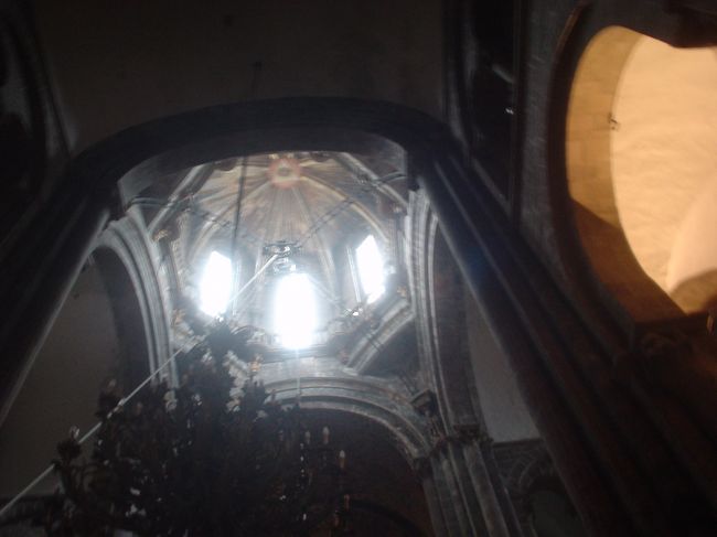 ちなみに。<br />ちょっと怖いんですけど・・・気づいちゃったんで・・・<br />大聖堂のドーム型天井のど真ん中。<br /><br />三角形の中に人間の目！<br />フリーメーソン！？<br /><br />ちょっとぼけてて写真では見づらいのですが。