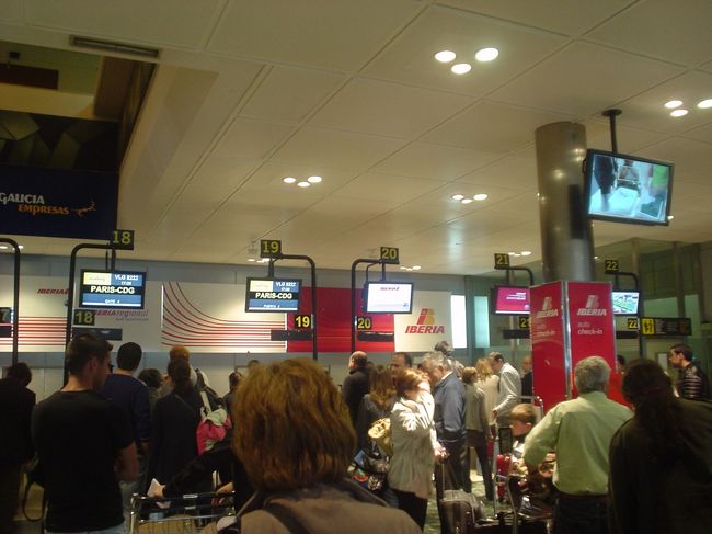 さて、空港からパリへ戻ります。<br />空港はお土産物屋さんや洋服屋さんもあり、小さいながらも楽しいです。<br /><br />楽しかったサンティアゴ巡礼。<br />どうもありがとう！