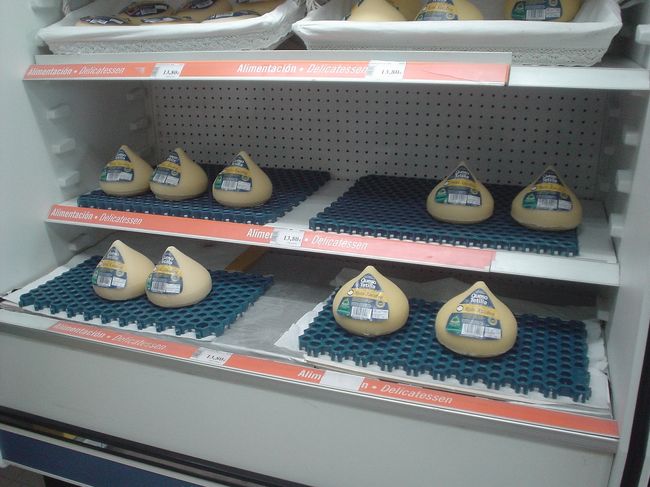 空港内の搭乗ゲート脇の売店では、チーズがこんなふうに売られています。