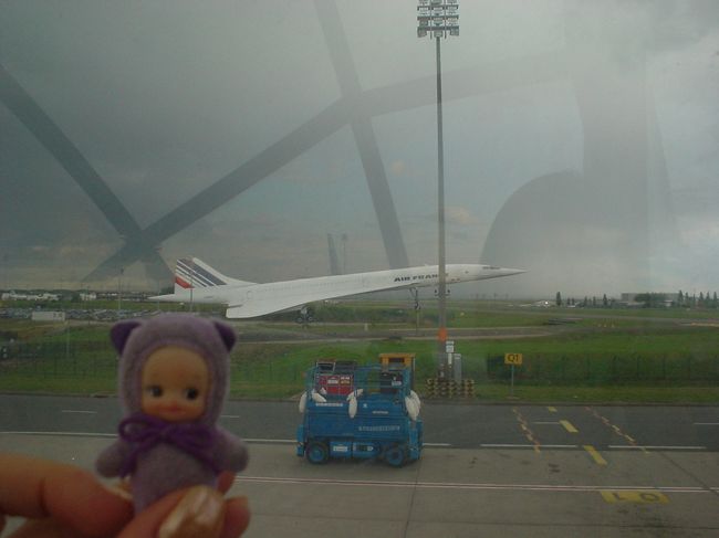 最後のおまけ。<br />パリのシャルル・ド・ゴールの第3ターミナル（格安航空用）は、あのコンコルドをみることができます！<br /><br />ほそーい！<br />鼻高〜い！