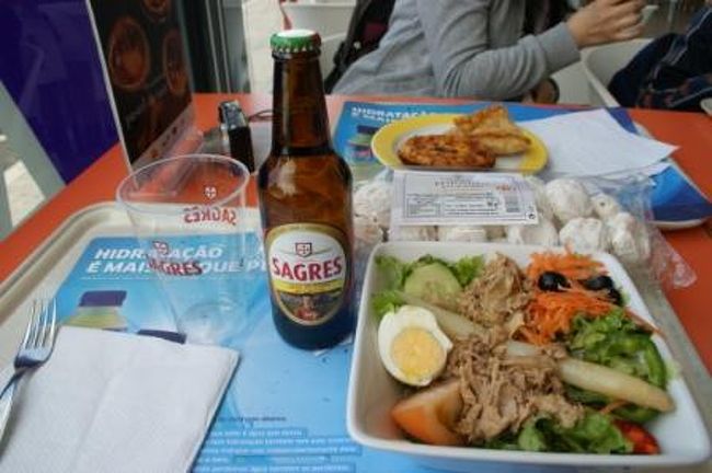 約１０時、途中のドライブインのカフェテリアで、朝食。<br />ポルトガルで有名なビールは、サグレス。<br />旅行中、結構、お世話になりました。<br />サグレスには、数種類あり、ハーブ系の香り豊かなラガー、黒ビール、中位の香ばしい褐色、ノンアルコール等。<br />パン以外の軽食には、タルト、コロッケ（中身はジャガイモ、肉系、魚系など）などがありました。