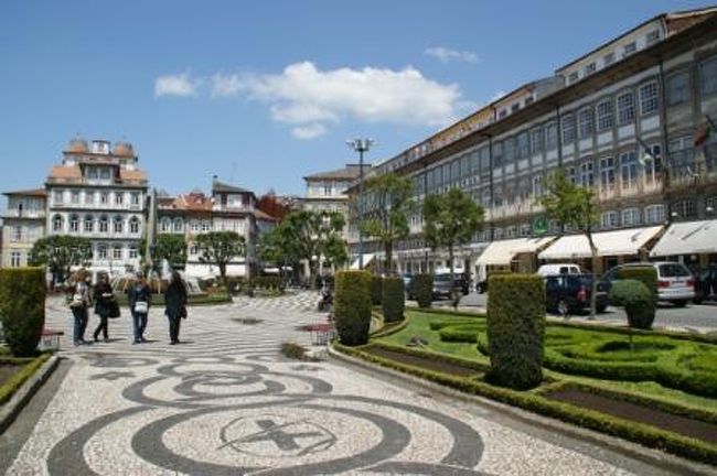 ギマランイスは、街全体が、世界遺産になっています。<br />ここで、一番、にぎやかなトラウル広場です。