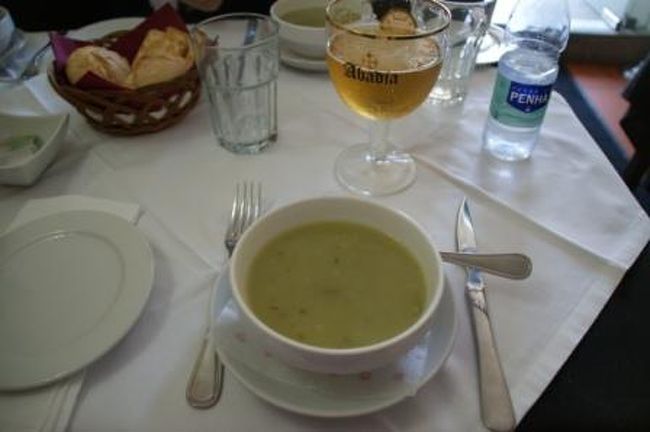 お値打ちな、ツーリストメニューを選びました。<br />まずは、スープ。<br />豆系でした。