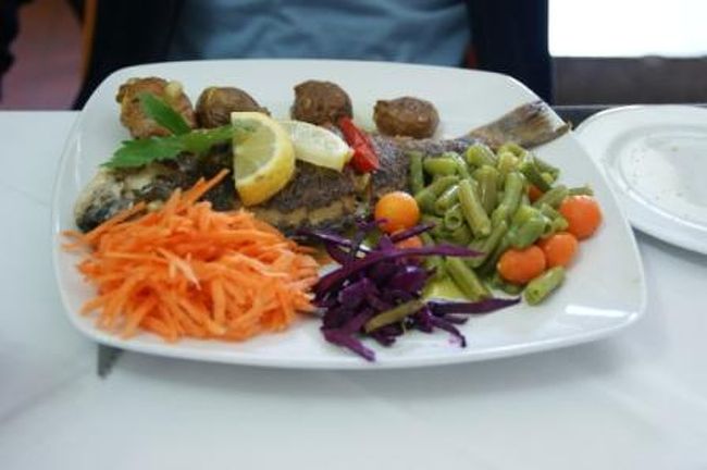 こちらは、魚。<br />白身の魚が丸ごと一匹。<br />なかなか、美味しかったです。