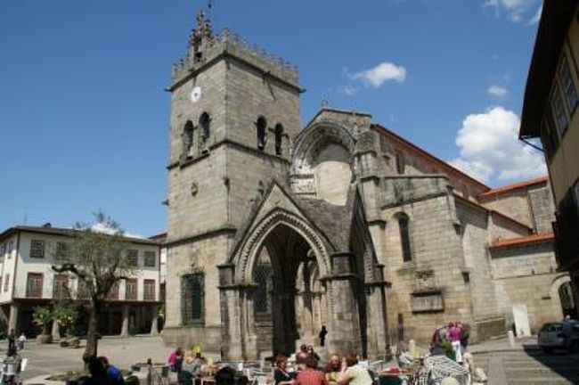 ノッサ・セニョーラ・ダ・オリベイラ教会です。<br />ランチ時は、閉まっていますが、ランチ後の１５：３０からオープンしますので、中を見ることができました。<br />１３４３年に作られたそうで、ロマネスク様式と、ゴシック様式が混じっています。<br />隣が、アルベルト・サンパイオ美術館。