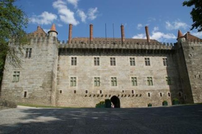 坂を上って、ブラガンサ侯爵館へ。<br />初代ブラガンサ侯爵になった、ドン・アフォンソによって、１５世紀初めに建てられたそうです。