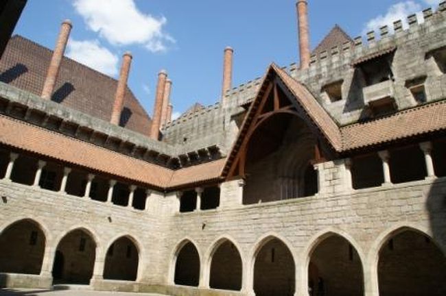 建物の中（回廊というか、中庭のようになっています）からです。<br />レンガの煙突がユニークです。<br />