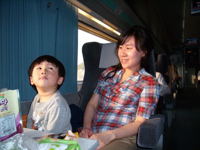 ＫＴＸの中で、そろそろソウルに到着<br />「何だって、この子が未来の韓国大統領だって」<br />「サイン貰っときな」