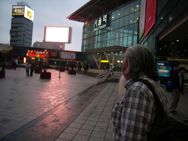 ソウルに到着<br />「タクシ−でいこうや」<br />「だめなんだって、ホテルがチンケすぎて<br />名前言っても理解されず、乗車拒否されるのだって」<br />「地下鉄4号線9号線と乗り継いでゆこう」