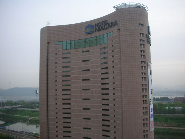 これは隣の高名な「ナイヤガラ」ホテル<br />ここはタクシ-で連れてきてくれる。<br />恥ずかしいので泊まったホテルの画像は公開しない<br />宿泊料一泊あたりツイン￥6000だからしょうがない<br />ただしバスタブも冷蔵庫もセイフティボックスも<br />ついている、文句はない。