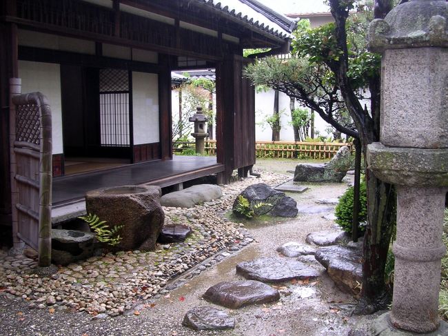 感じのよい庭もあります。<br /><br />ここら辺は何となく商家ふう。