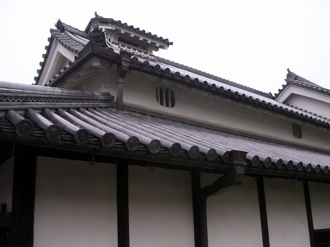 虫籠（むしこ）窓に煙出しが見えます。<br /><br />虫籠窓は屋根裏部屋の明り取りと、風通しのため。<br /><br />煙出しはかまどの煙を出すために作られたそうです。<br /><br />