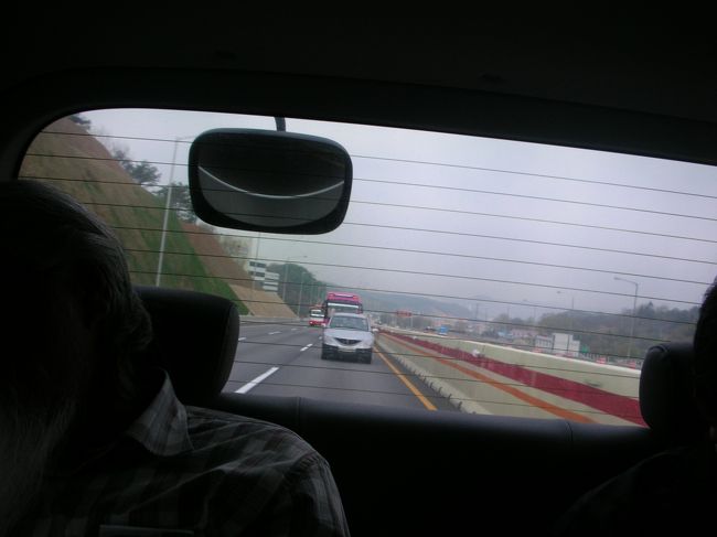 嶺東高速道路を江原道にむかって進む、今日は朝のビ−ルはなし、我々やるときゃ-やるんだけんね<br />今日は5／4、朝7：15<br />