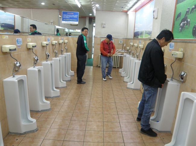 ここはどこだ<br />わかるだろ-が<br />全くわからん<br />テッチャン何してるんだ<br />ルッセ−<br />あ-メンド−な連中だ<br />付き合ってられない<br /><br />「トイレの中まで写真とる<br />神経がわからん」<br />といわないでね