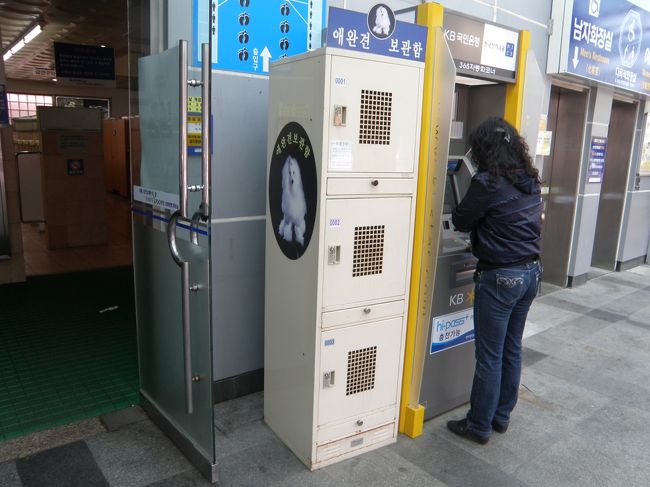 ここは高速道路のＳＡです、「ポチ」とか「タマ」とか「ヨハンセバスチャンバッハ」とかのペットは一時このゲ−ジに預けてレストランに入りましょう。