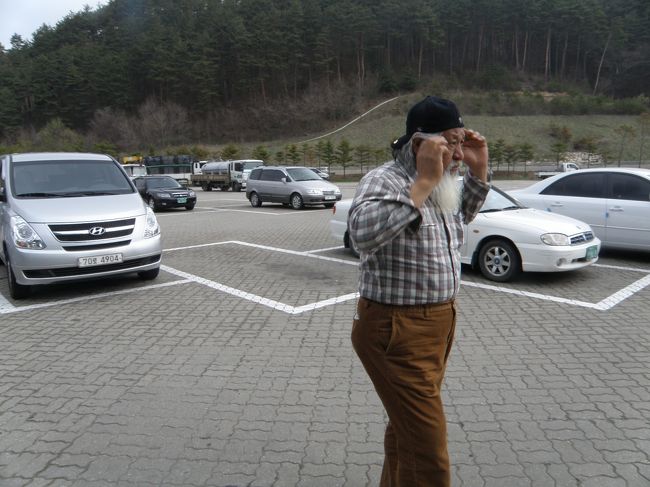 成り行き、ゆきがかりでこの白熊と今朝堂々と寝坊した二人に帽子合計20000Ｗ買わされた<br />「なんで高速道路のＳＡに帽子専門店や合鍵専門店がいるのだ」