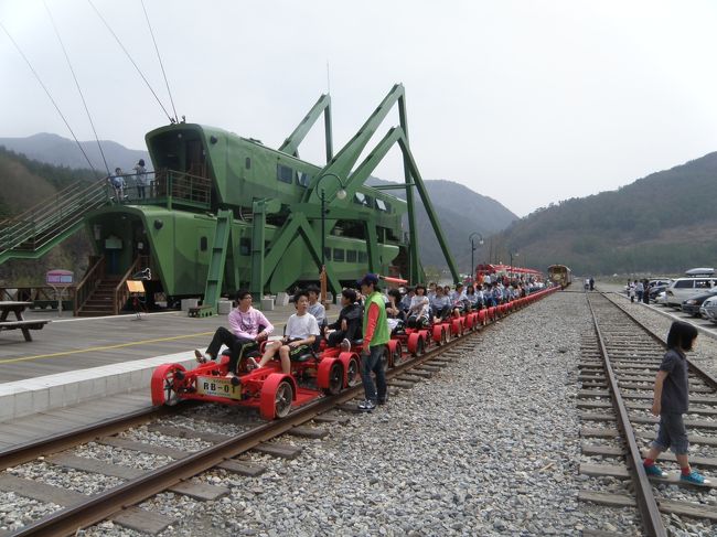黄色の次は青車、次は...最初の出発からもう25分たっている「キリギリスいいかげんに離れろって」これは廃列車を<br />2両かさねてあるレストラン